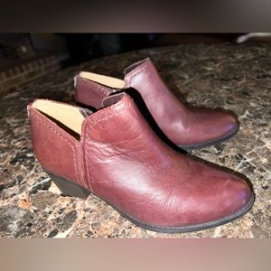 Ladies Womens sz 7.5 red leather Zarie Naturalizer short ankle boots EUC $130 rt